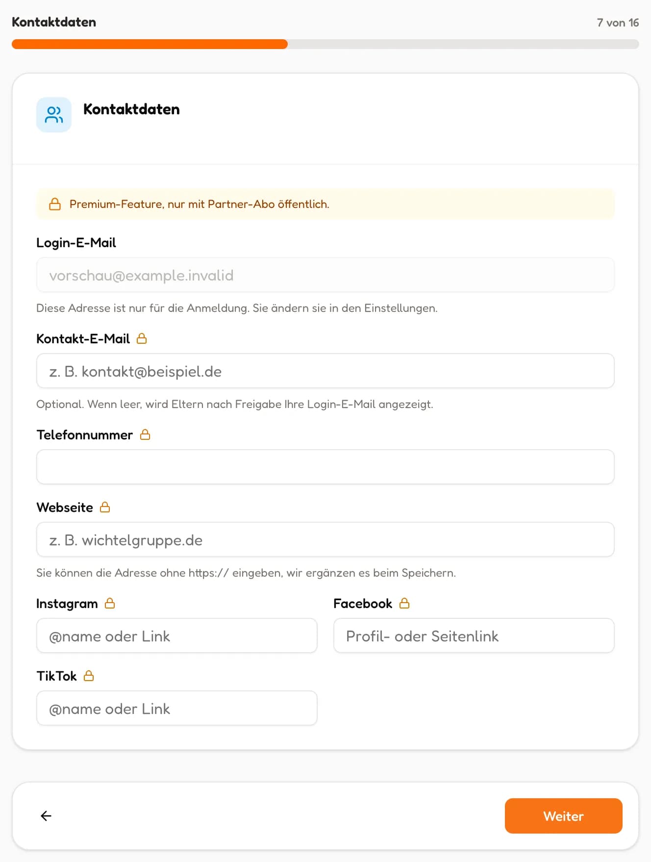 Schritt Kontaktdaten mit E-Mail, Telefon, Webseite und Social-Media-Feldern (in voller Größe öffnen)