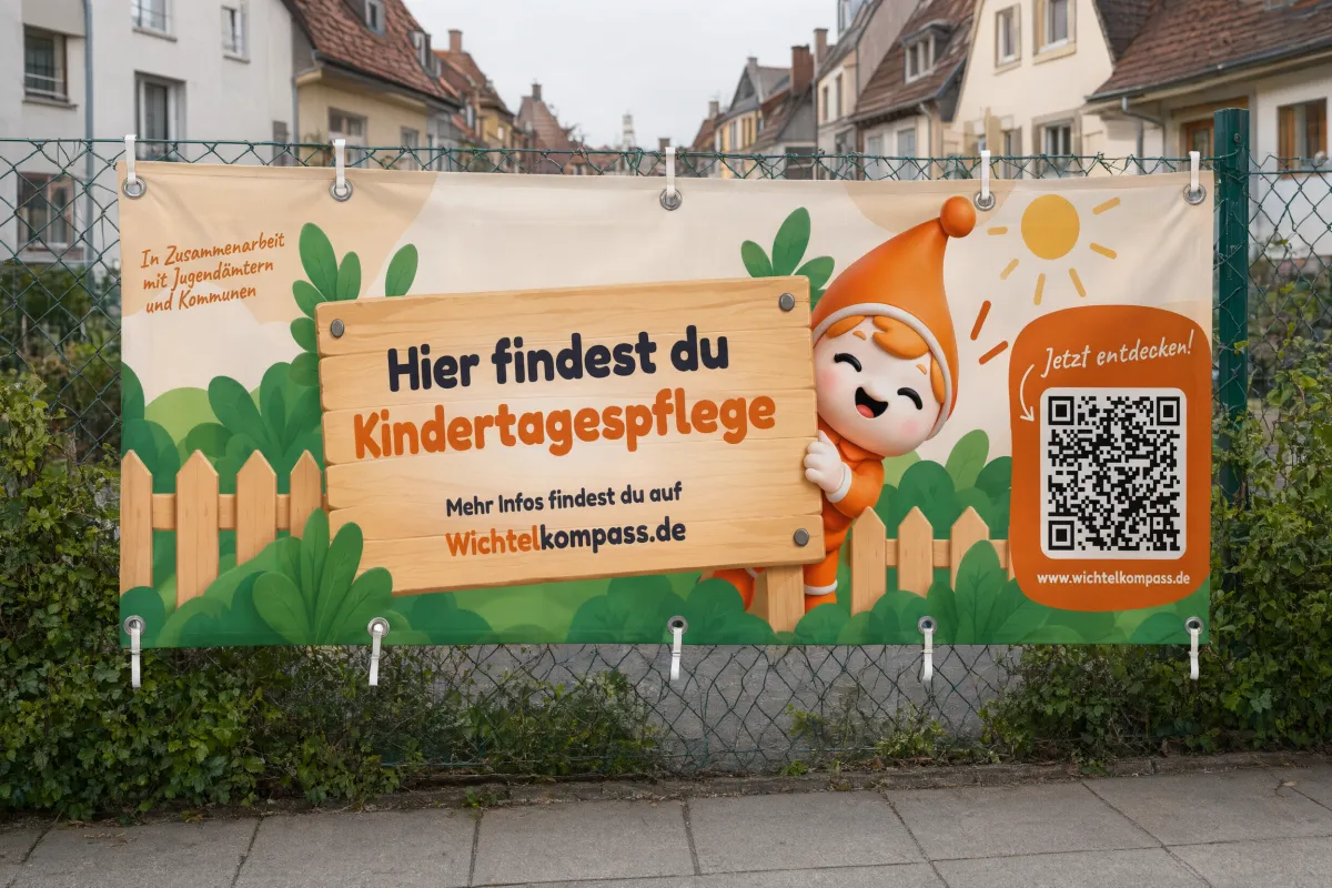 Beispiel: Zaunbanner am Maschendrahtzaun vor einer Reihenhauszeile
